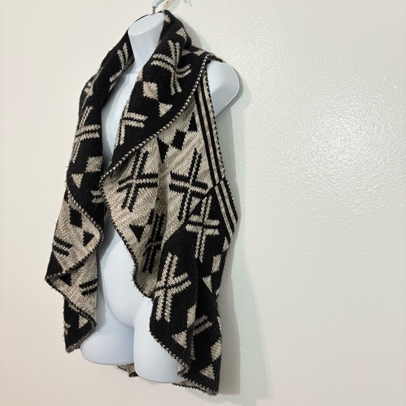 JohnPaulRichard Black and Cream Geometric Aztec Sweater Vest Cardigan Shawl SzL - Picture 5 of 10
